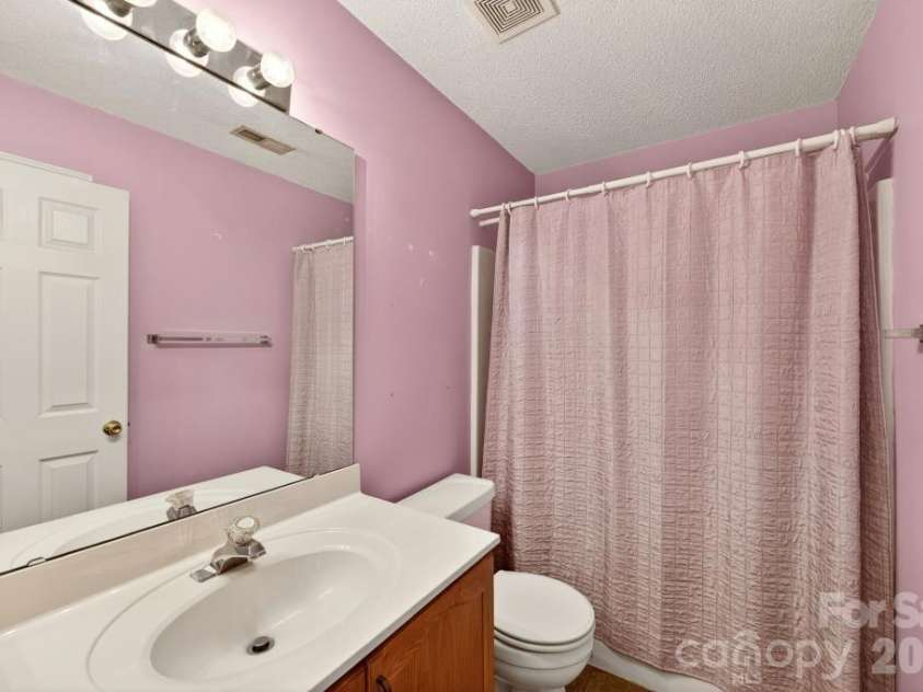 7716 Conifer Circle, Indian Trail, NC 28079.  MLS# CAR4389738, YatesRealty ID 32257. Hall Bath