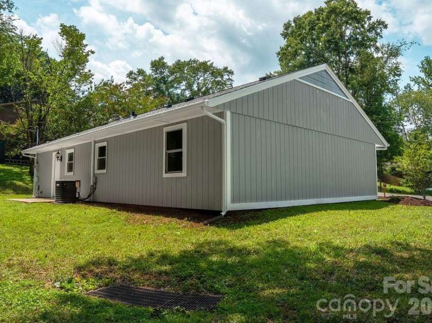138 Oak Hill Drive, Forest City, NC 28043.  MLS# CAR4394630, YatesRealty ID 32258. 