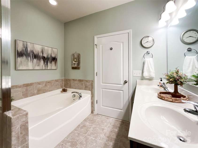 1847 Yellow Daisy Drive, Matthews, NC 28104.  MLS# CAR4287567, YatesRealty ID 32259. 