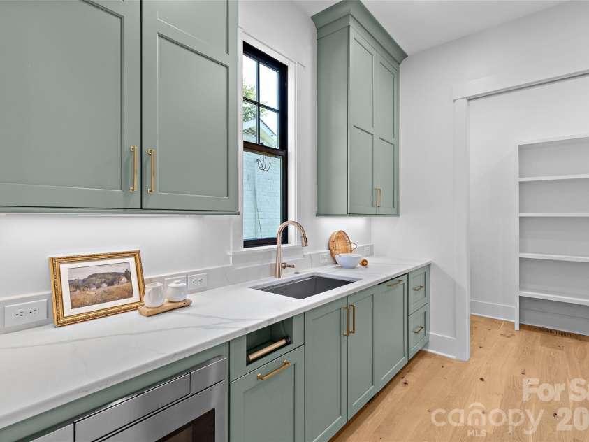 2425 Lola Avenue, Charlotte, NC 28205.  MLS# CAR4386343, YatesRealty ID 32260. 