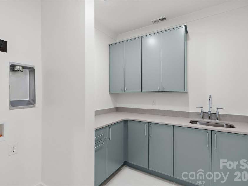 2425 Lola Avenue, Charlotte, NC 28205.  MLS# CAR4386343, YatesRealty ID 32260. 