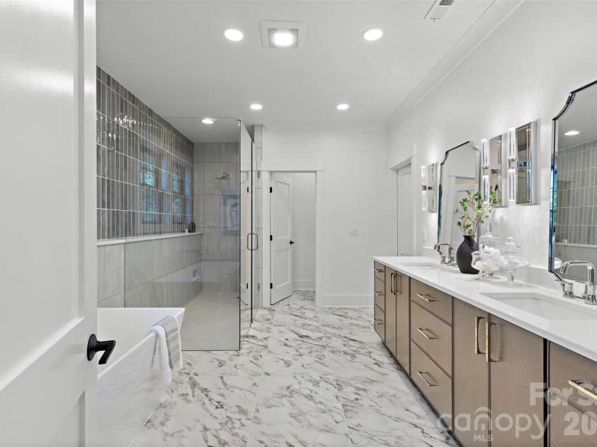 2425 Lola Avenue, Charlotte, NC 28205.  MLS# CAR4386343, YatesRealty ID 32260. 