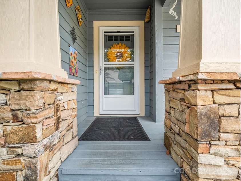 27 Gray Wolf Lane, Hendersonville, NC 28792.  MLS# CAR4285060, YatesRealty ID 32261. 