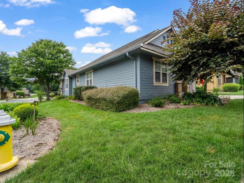 27 Gray Wolf Lane, Hendersonville, NC 28792.  MLS# CAR4285060, YatesRealty ID 32261. 