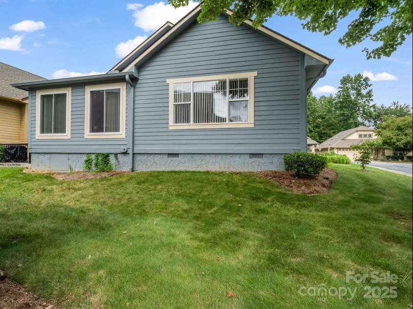 27 Gray Wolf Lane, Hendersonville, NC 28792.  MLS# CAR4285060, YatesRealty ID 32261. 