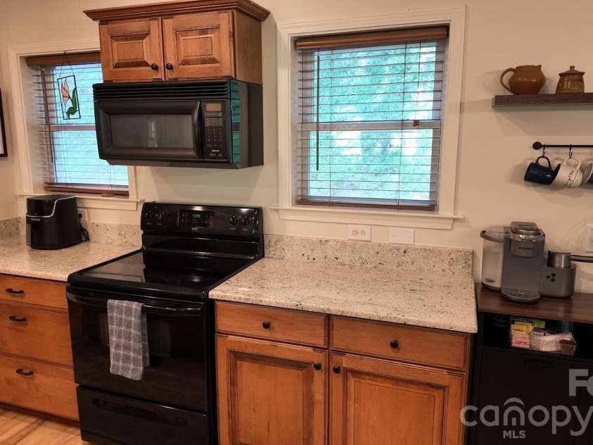 39 Rogers Creek Drive, Bakersville, NC 28705.  MLS# CAR4396215, YatesRealty ID 32262. 