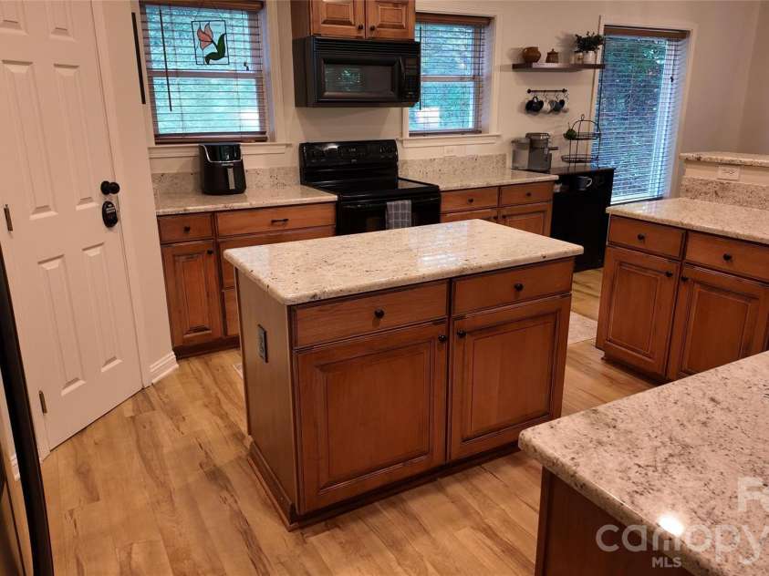 39 Rogers Creek Drive, Bakersville, NC 28705.  MLS# CAR4396215, YatesRealty ID 32262. 