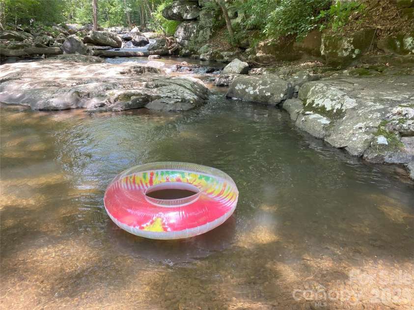 39 Rogers Creek Drive, Bakersville, NC 28705.  MLS# CAR4396215, YatesRealty ID 32262. 