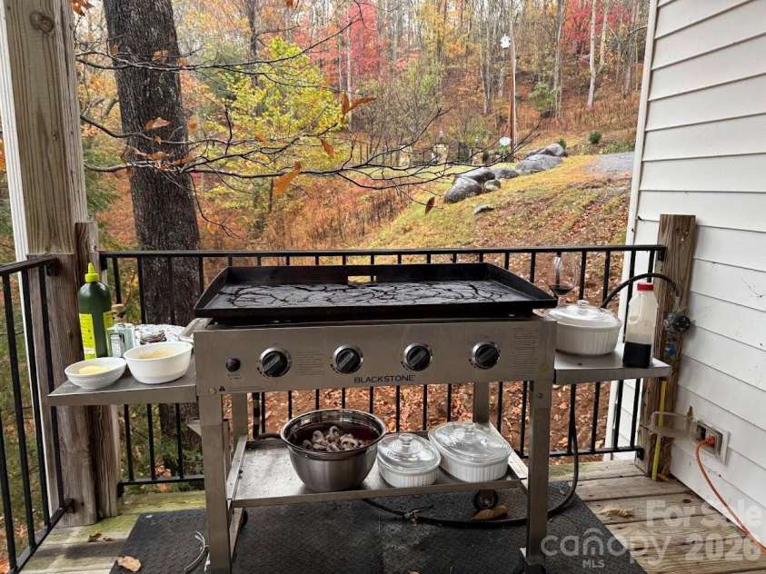 39 Rogers Creek Drive, Bakersville, NC 28705.  MLS# CAR4396215, YatesRealty ID 32262. 