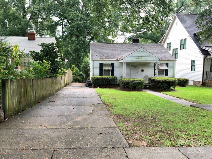 2124 Bay Street, Charlotte, NC 28205.  MLS# CAR4292212, YatesRealty ID 32264. 