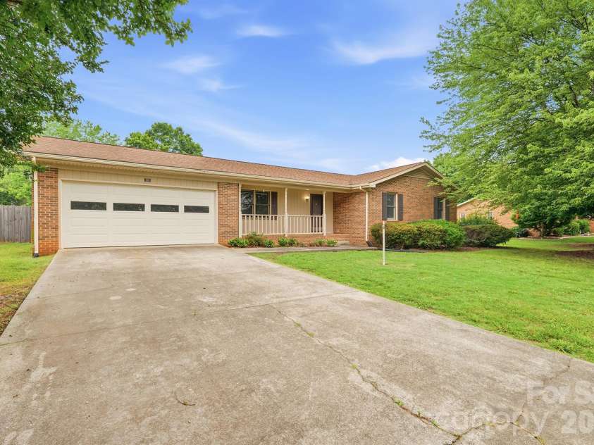 183 Dellinger Drive, Statesville, NC 28625.  MLS# CAR4391938, YatesRealty ID 32266. 
