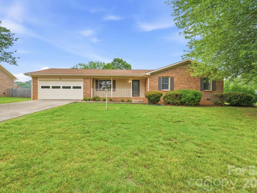 183 Dellinger Drive, Statesville, NC 28625.  MLS# CAR4391938, YatesRealty ID 32266. 