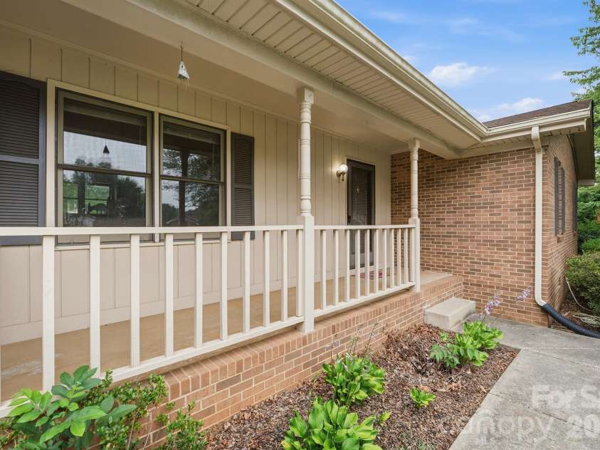 183 Dellinger Drive, Statesville, NC 28625.  MLS# CAR4391938, YatesRealty ID 32266. 
