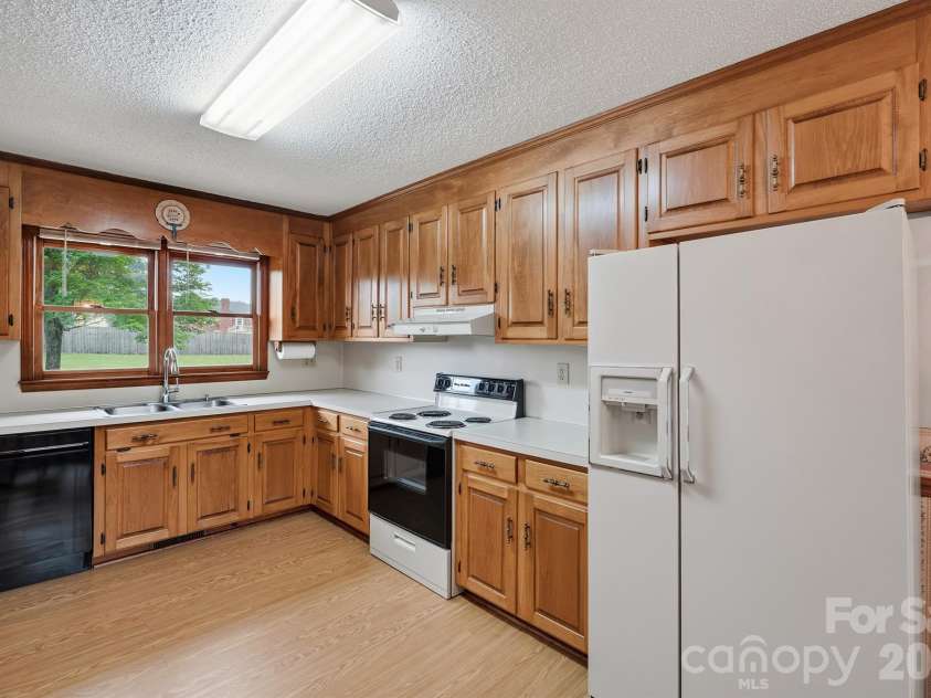 183 Dellinger Drive, Statesville, NC 28625.  MLS# CAR4391938, YatesRealty ID 32266. 
