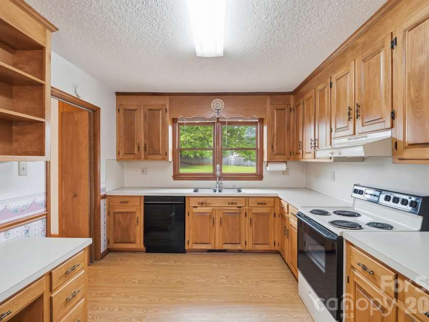 183 Dellinger Drive, Statesville, NC 28625.  MLS# CAR4391938, YatesRealty ID 32266. 