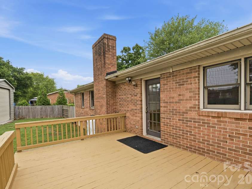 183 Dellinger Drive, Statesville, NC 28625.  MLS# CAR4391938, YatesRealty ID 32266. 