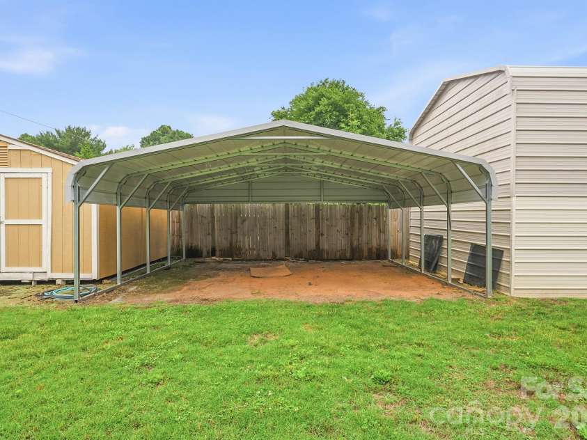 183 Dellinger Drive, Statesville, NC 28625.  MLS# CAR4391938, YatesRealty ID 32266. 