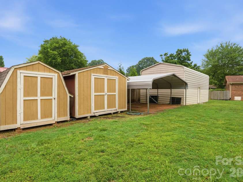 183 Dellinger Drive, Statesville, NC 28625.  MLS# CAR4391938, YatesRealty ID 32266. 