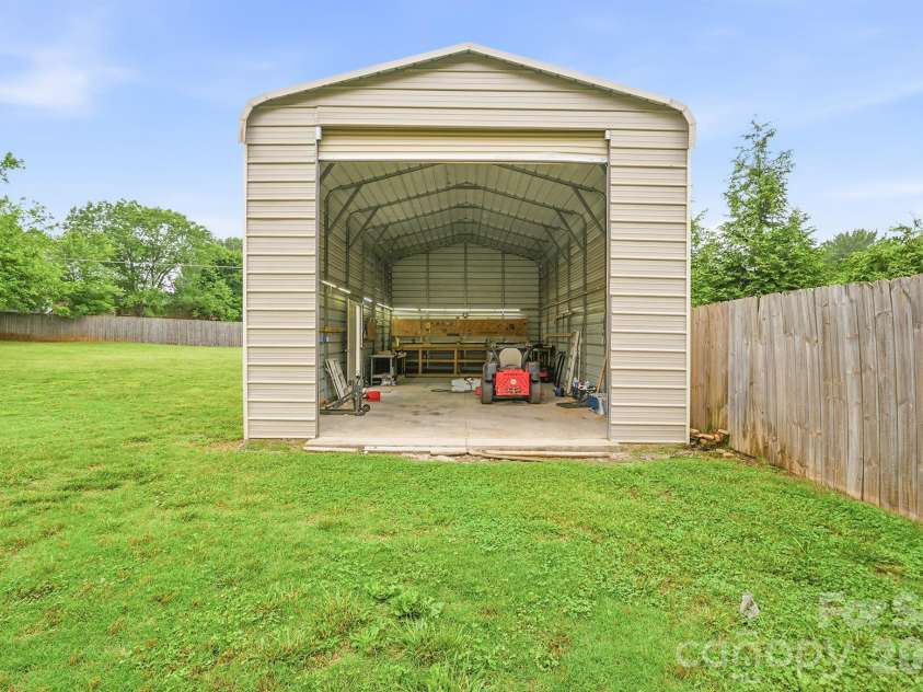 183 Dellinger Drive, Statesville, NC 28625.  MLS# CAR4391938, YatesRealty ID 32266. 