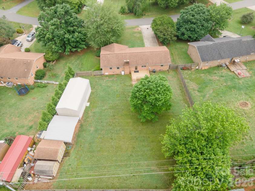 183 Dellinger Drive, Statesville, NC 28625.  MLS# CAR4391938, YatesRealty ID 32266. 