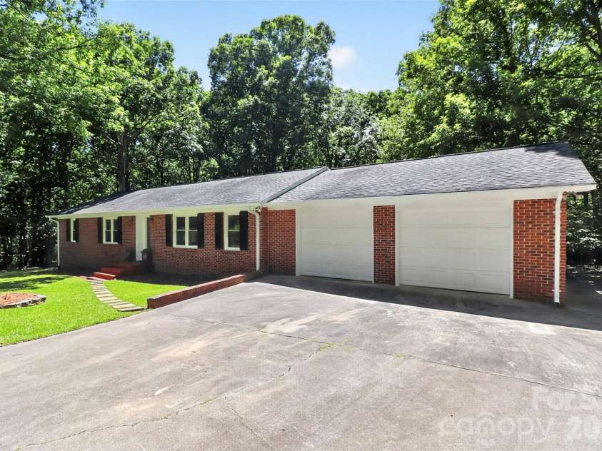 1410 Yorkdale Drive, Rock Hill, SC 29730.  MLS# CAR4382607, YatesRealty ID 32268. 