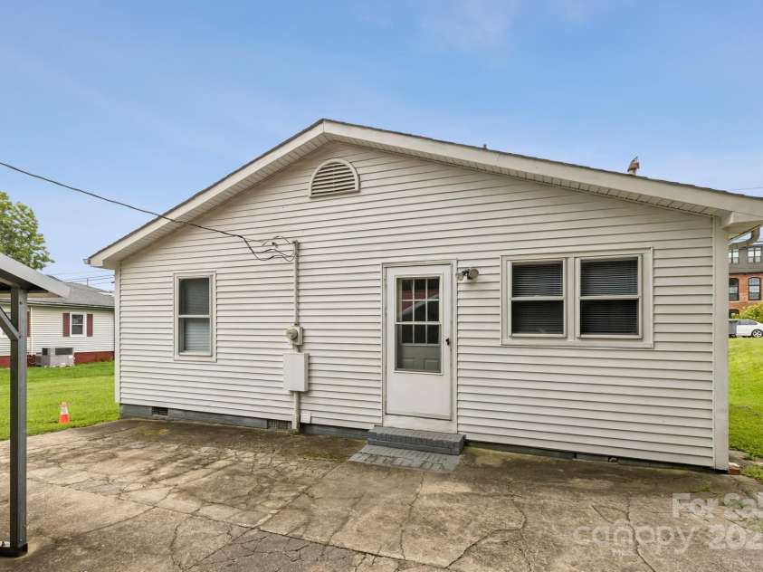 105 Catawba Street, Belmont, NC 28012.  MLS# CAR4295162, YatesRealty ID 3227. 