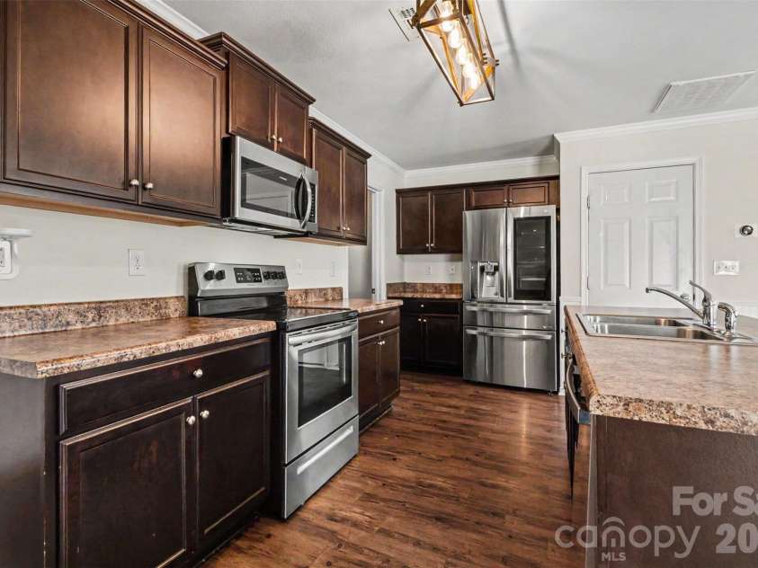 2801 Thomas Twig Drive, Dallas, NC 28034.  MLS# CAR4383301, YatesRealty ID 32270. Kitchen