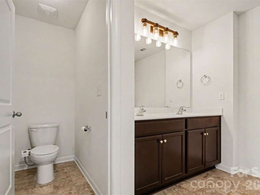 2801 Thomas Twig Drive, Dallas, NC 28034.  MLS# CAR4383301, YatesRealty ID 32270. Primary Bath