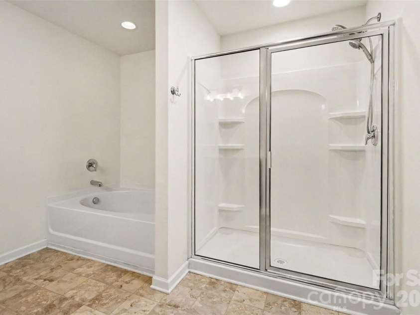 2801 Thomas Twig Drive, Dallas, NC 28034.  MLS# CAR4383301, YatesRealty ID 32270. Primary Bath