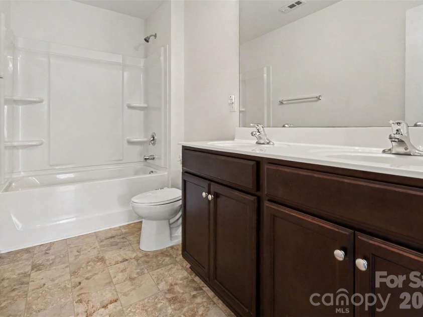 2801 Thomas Twig Drive, Dallas, NC 28034.  MLS# CAR4383301, YatesRealty ID 32270. Upstairs Full Bath
