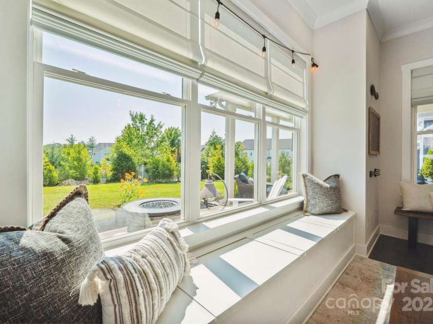 19012 Beecher Commons Drive, Huntersville, NC 28078.  MLS# CAR4276383, YatesRealty ID 32273. Charming bench window seat in breakfast area with great back yard views!