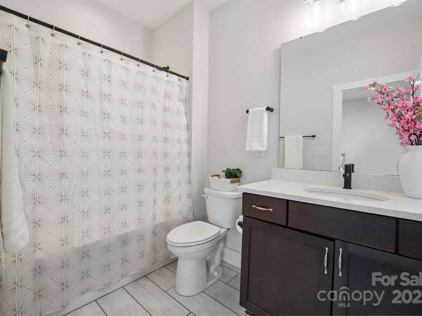 19012 Beecher Commons Drive, Huntersville, NC 28078.  MLS# CAR4276383, YatesRealty ID 32273. Full Bath with granite vanity, tub/shower & tile floors!