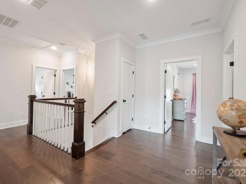 19012 Beecher Commons Drive, Huntersville, NC 28078.  MLS# CAR4276383, YatesRealty ID 32273. Upper level landing!