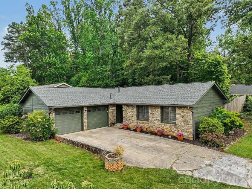 21 Glen Meadows Road, Arden, NC 28704.  MLS# CAR4390296, YatesRealty ID 32275. 