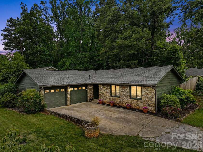 21 Glen Meadows Road, Arden, NC 28704.  MLS# CAR4390296, YatesRealty ID 32275. 