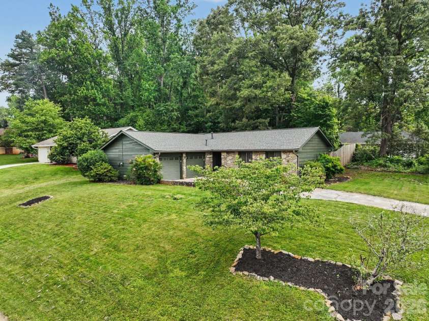 21 Glen Meadows Road, Arden, NC 28704.  MLS# CAR4390296, YatesRealty ID 32275. 