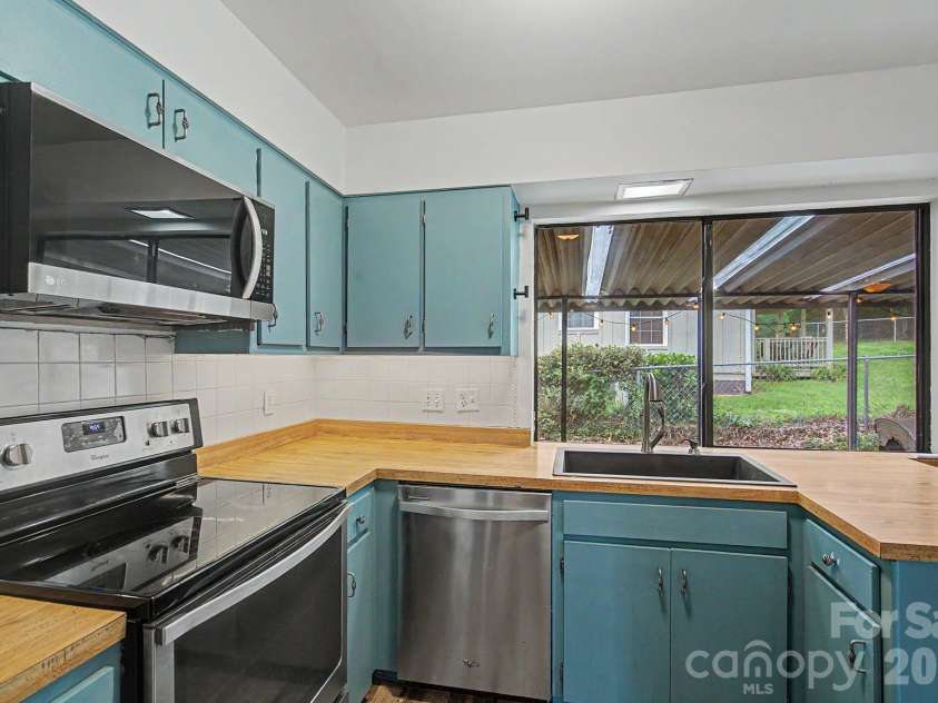 21 Glen Meadows Road, Arden, NC 28704.  MLS# CAR4390296, YatesRealty ID 32275. 
