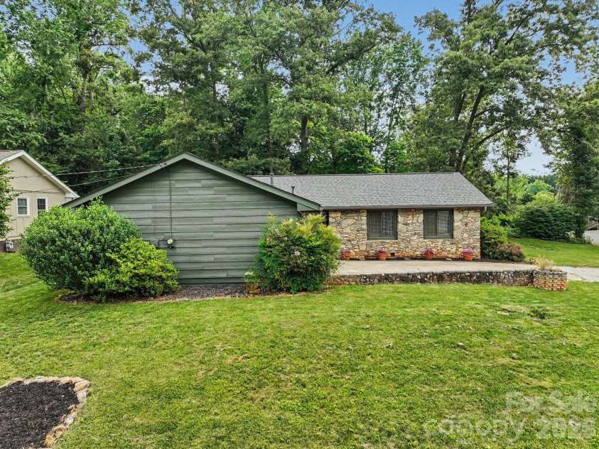 21 Glen Meadows Road, Arden, NC 28704.  MLS# CAR4390296, YatesRealty ID 32275. 