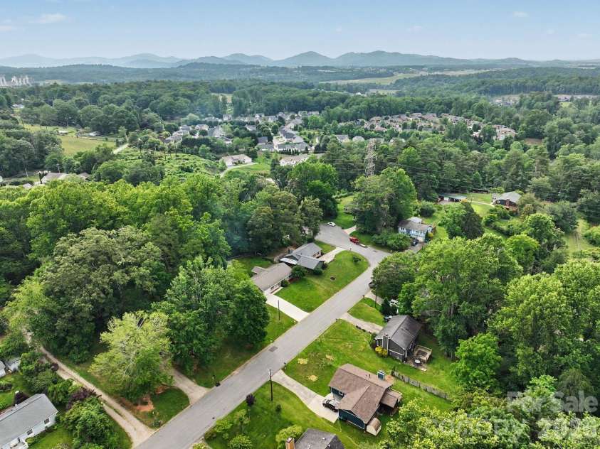 21 Glen Meadows Road, Arden, NC 28704.  MLS# CAR4390296, YatesRealty ID 32275. 