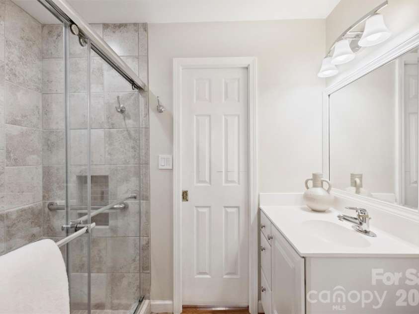 4013 Bridgewood Lane, Charlotte, NC 28226.  MLS# CAR4372184, YatesRealty ID 32276. Full Bath