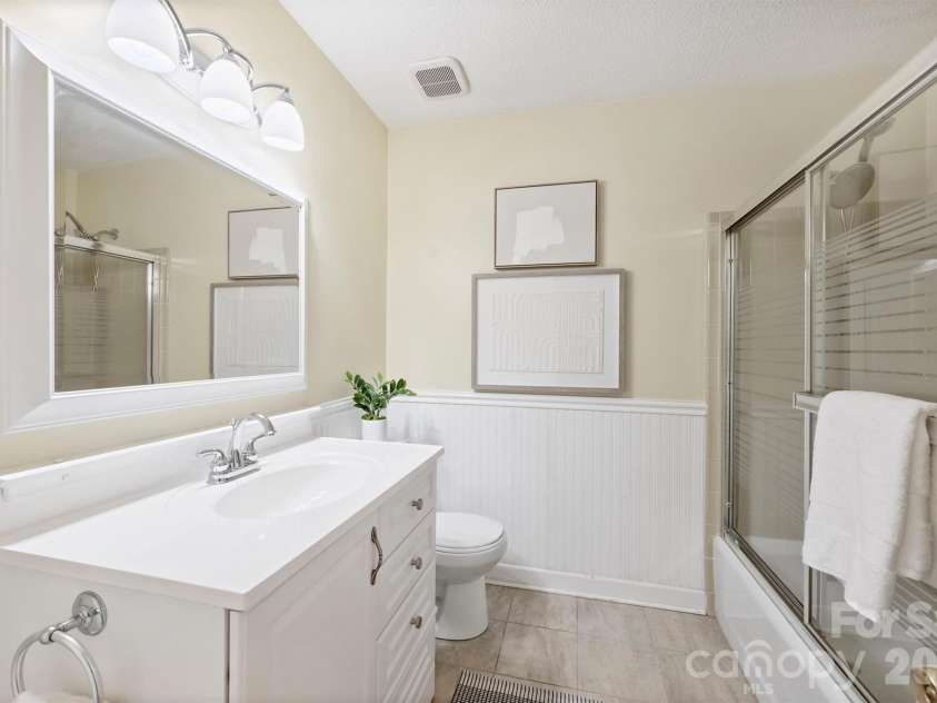 4013 Bridgewood Lane, Charlotte, NC 28226.  MLS# CAR4372184, YatesRealty ID 32276. Full Bath upstairs