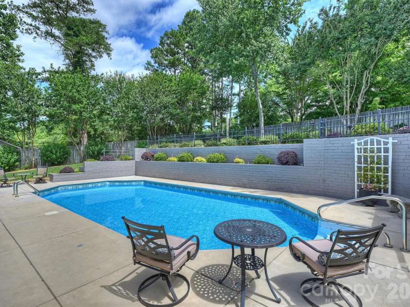 4013 Bridgewood Lane, Charlotte, NC 28226.  MLS# CAR4372184, YatesRealty ID 32276. Perfection