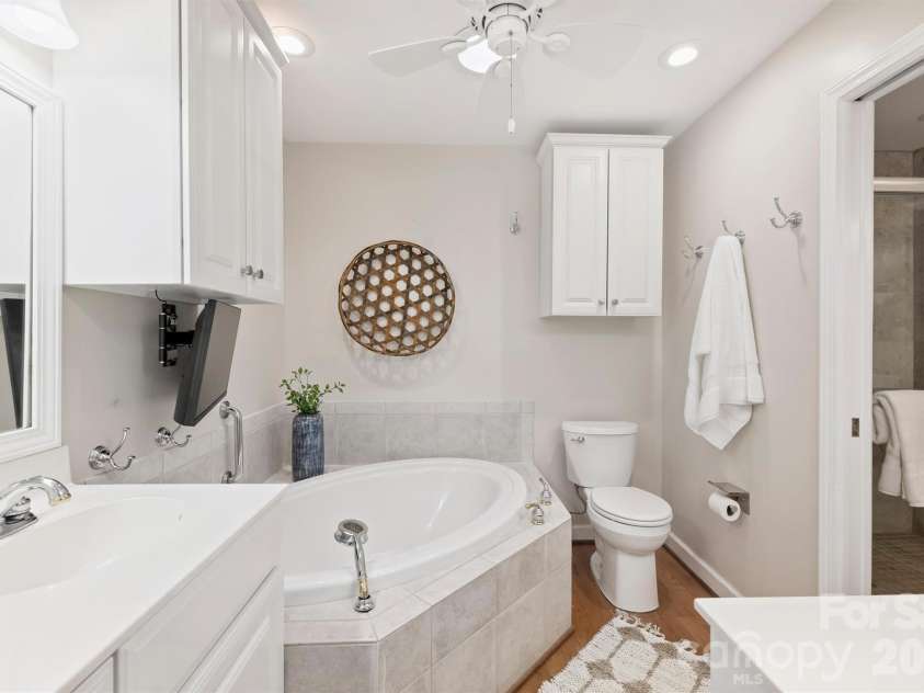 4013 Bridgewood Lane, Charlotte, NC 28226.  MLS# CAR4372184, YatesRealty ID 32276. Primary Bath