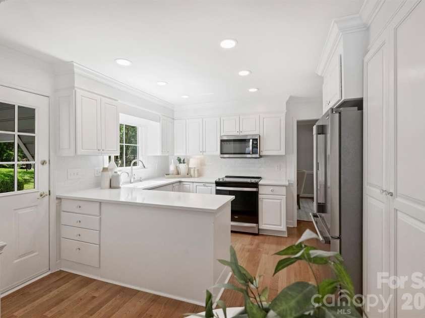 4013 Bridgewood Lane, Charlotte, NC 28226.  MLS# CAR4372184, YatesRealty ID 32276. Recently renovated Kitchen