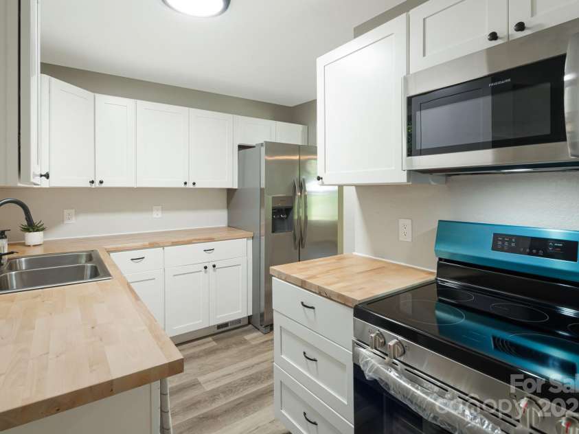 95 Grassy View Road, Candler, NC 28715.  MLS# CAR4283278, YatesRealty ID 32276. Brand new stainless steel appliances!