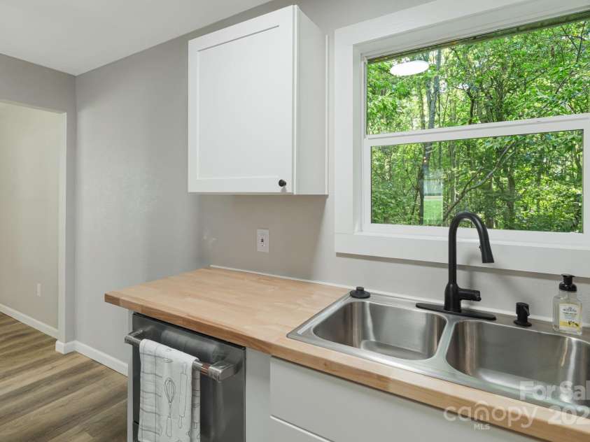 95 Grassy View Road, Candler, NC 28715.  MLS# CAR4283278, YatesRealty ID 32276. Enjoy a view of the trees from the kitchen sink!