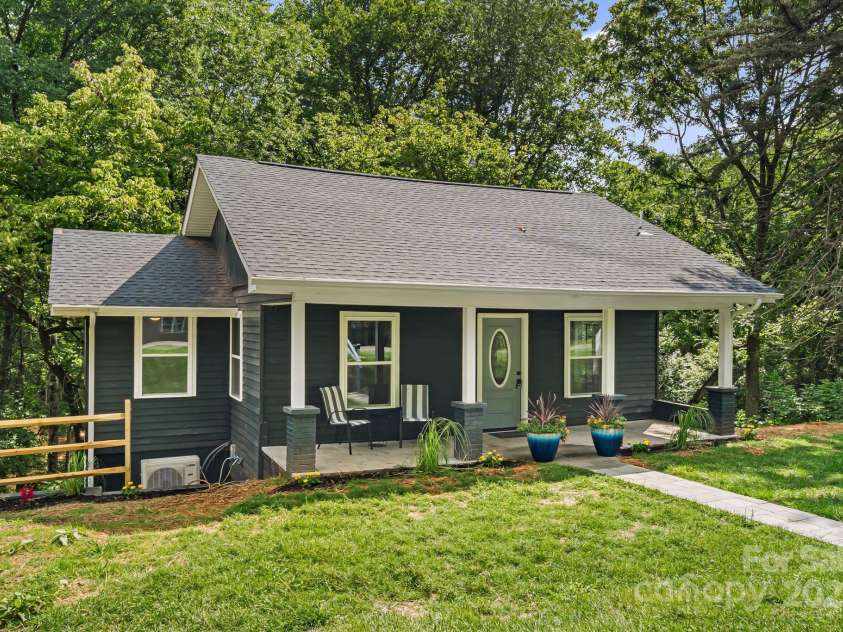 95 Grassy View Road, Candler, NC 28715.  MLS# CAR4283278, YatesRealty ID 32276. Welcome to 95 Grassy View Rd in Candler!