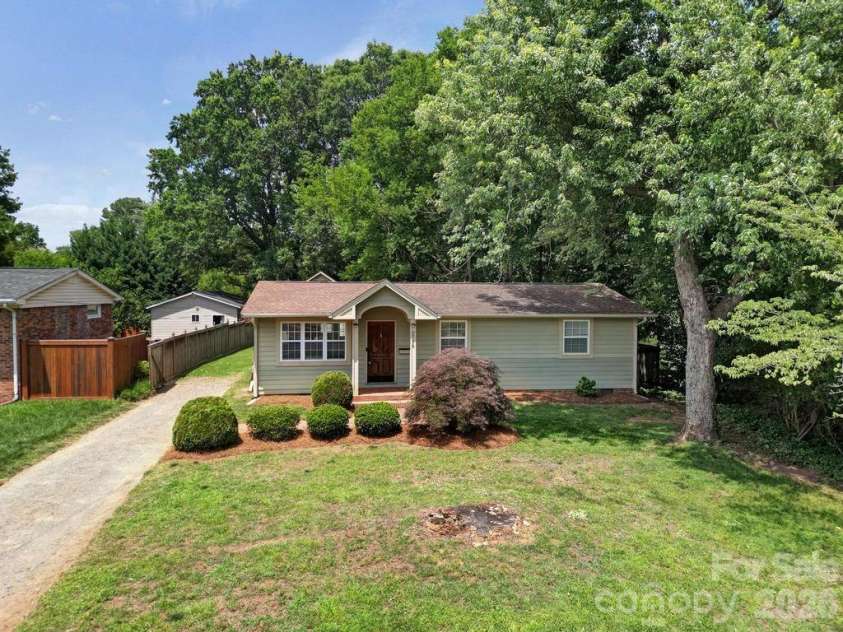 2715 Springway Drive, Charlotte, NC 28205.  MLS# CAR4392344, YatesRealty ID 32277. 