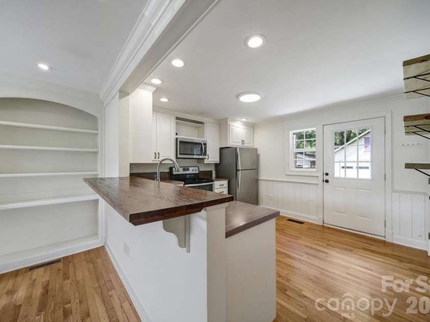 2715 Springway Drive, Charlotte, NC 28205.  MLS# CAR4392344, YatesRealty ID 32277. 