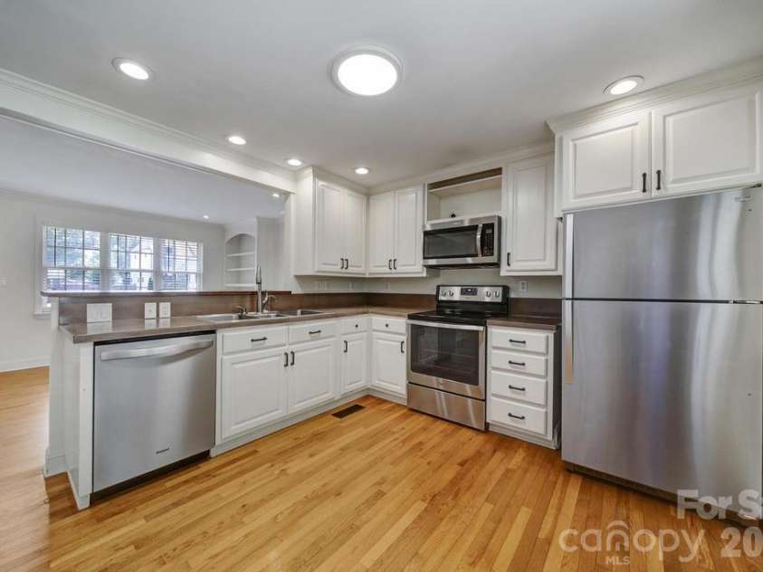 2715 Springway Drive, Charlotte, NC 28205.  MLS# CAR4392344, YatesRealty ID 32277. 